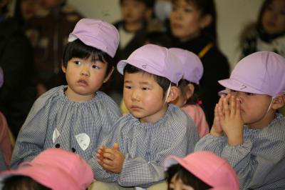 がんばっても空を飛べないあひるの子を心配そうに見つめる園児