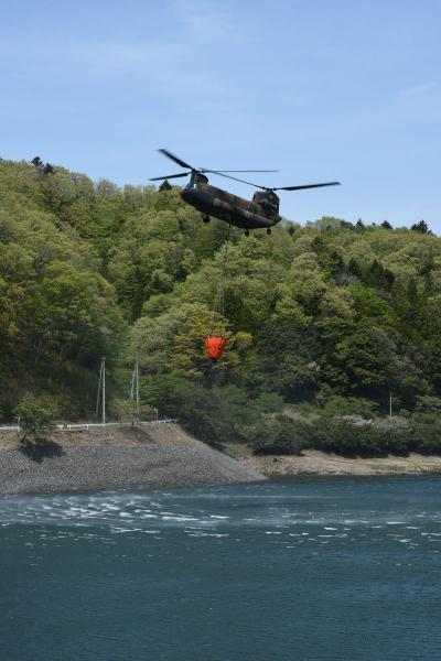 浪江町で発生した山林火災で、消火のための給水を坂下ダムで行う陸上自衛隊のヘリコプター