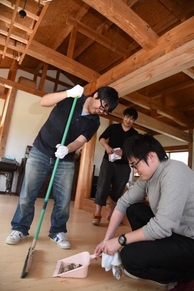 自宅の清掃に汗を流す町職員たち