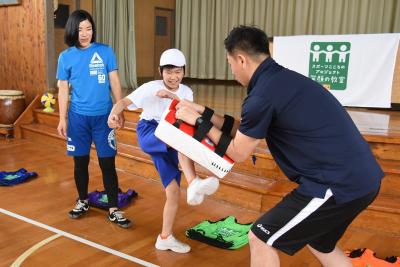 格闘技「シュートボクシング」の元女王・高橋藍さんからキックを教わる児童