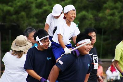 相馬野馬追の神旗争奪戦を騎馬選に取り入れた種目でとびっきりの笑顔を見せる子どもたち