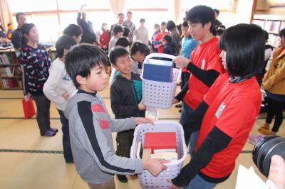 新潟県阿賀町の三郷小学校から図書133冊を受け取る熊町・大野小の児童