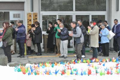 地震が発生した午後2時46分に黙とうを捧げる町民の皆さん