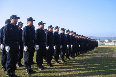 大熊中学校グラウンドで行われた検閲式で、頼もしく整列した消防団員