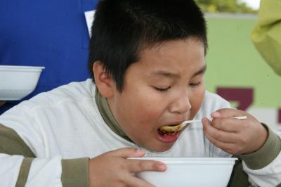 地元の米と福島牛を使ったカレーライスを食べる「辛い?華麗にカレー大早食い大会」に参加する男の子
