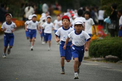 先頭を競って走る1年生男子