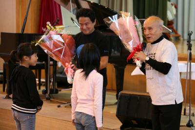 感謝の気持ちを込めて児童から谷川さんに花束を贈りました