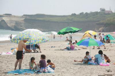 たくさんのパラソルが立ち、家族連れでにぎわう熊川海水浴場