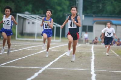 記録更新を目指して力走する選手たち