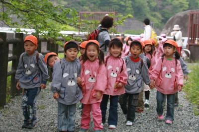 坂下ダムを訪れ、ニコニコ嬉しそうに見学する園児たち