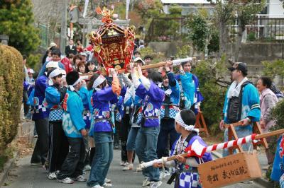 神社を繰り出し元気よく駅前通りに向かう子ども神輿