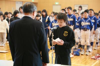 誓いの言葉を述べる団員代表