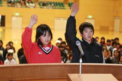町総合体育館で行われた開会式で選手宣誓をする参加選手