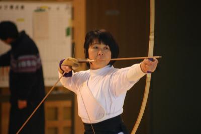 凛とした空気の中、矢を射る選手