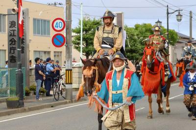 浪江町内を行進する武内副執行委員長と武内さん