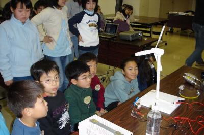 風力発電模型の実験に目を輝かせる子どもたち